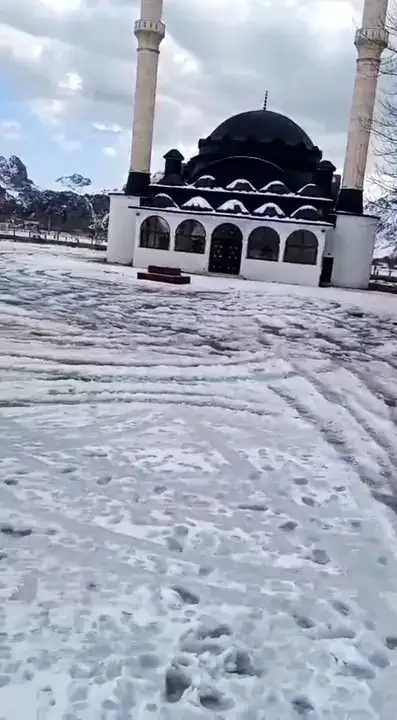 Alanya'da Asma Kilidi Kırdı, Camiye Avlusunda Drift Attı 1